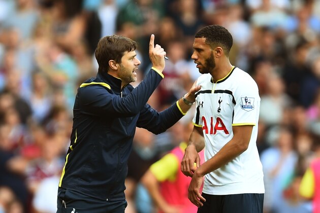 LONDON, ENGLAND - AUGUST 16:  Mauricio Pochettino the Tottenham Hotspur manager talks with Etienne Capoue during the Barclays Premier League match between West Ham United and Tottenham Hotspur at Boleyn Ground on August 16, 2014 in London, England.  (Photo by Jamie McDonald/Getty Images)