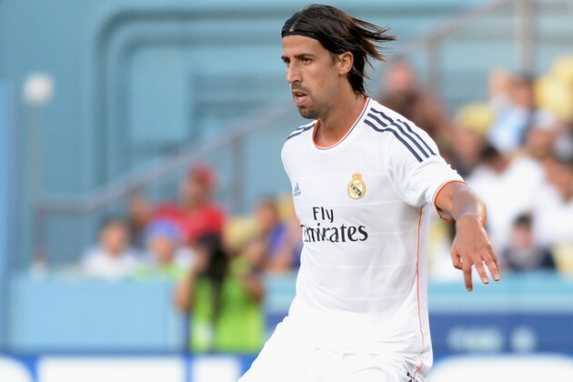 LOS ANGELES, CA - AUGUST 03:  Midfielder Sami Khedira #6 of Real Madrid controls the ball during the 2013 Guinness International Champions Cup soccer match against  Everton at Dodger Stadium on August 3, 2013 in Los Angeles, California  (Photo by Kevork Djansezian/Getty Images)