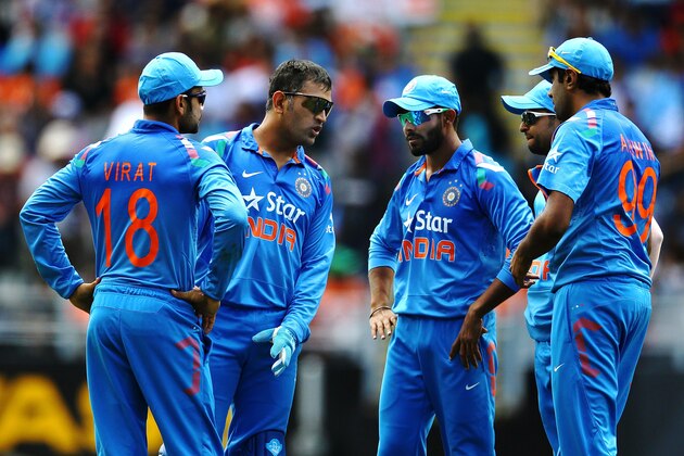 AUCKLAND, NEW ZEALAND - JANUARY 25: MS Dhoni of India gives orders to his team during the One Day International match between New Zealand and India at Eden Park on January 25, 2014 in Auckland, New Zealand.  (Photo by Anthony Au-Yeung/Getty Images)