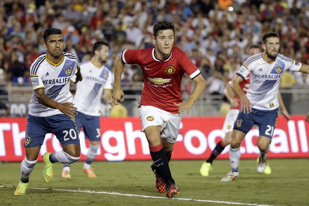 Manchester United's Ander Herrera, center, goes after the ball during the first half of a friendly soccer match against the Los Angeles Galaxy at the Rose Bowl on Wednesday, July 23, 2014, in Pasadena, Calif. (AP Photo)