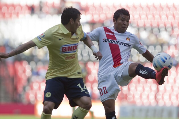 Morelia's Armando Zamorano, right, fights for the ball with America's Rubens Sambueza during a Mexican soccer league match in Mexico City, Saturday, Aug. 16, 2014. (AP Photo/Christian Palma)