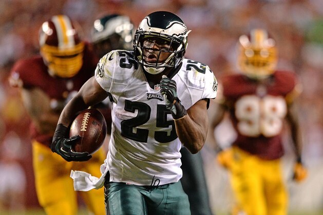 LANDOVER, MD - SEPTEMBER 09: Running back LeSean McCoy #25 of the Philadelphia Eagles rushes for a touchdown against the Washington Redskins in the third quarter at FedExField on September 9, 2013 in Landover, Maryland. The Philadelphia Eagles won, 33-27. (Photo by Patrick Smith/Getty Images)