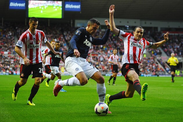 SUNDERLAND, ENGLAND - OCTOBER 05:  Robin van Persie of Manchester United is challenged by John O'Shea of Sunderland during the Barclays Premier League match between Sunderland and Manchester United at the Stadium of Light on October 5, 2013 in Sunderland, England.  (Photo by Laurence Griffiths/Getty Images)