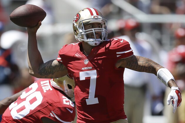 En imagen del 17 de agosto de el quarterback de los 49ers  de San Francisco, Colin Kaepernick, (7l) lanza un pase en el partido contra los Broncos de Denver. (Foto de AP/Ben Margot, archivo)