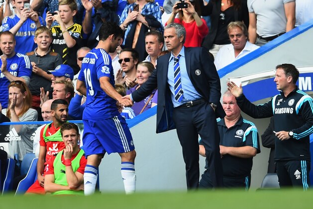 LONDON, ENGLAND - AUGUST 23:  Manager Jose Mourinho of Chelsea shakes hands with Diego Costa as he is substituted during the Barclays Premier League match between Chelsea and Leicester City at Stamford Bridge on August 23, 2014 in London, England.  (Photo by Jamie McDonald/Getty Images)