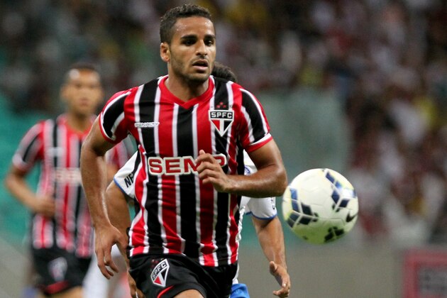 SALVADOR, BAHIA , BRAZIL - JULY 16: Douglas of Sao Paulo battles for the ball during the match between Bahia and Sao Paulo as part of Brasileirao Series A 2014 at Arena Fonte Nova on July 16, 2014 in Salvador, Bahia, Brazil. (Photo by Felipe Oliveira/Getty Images)