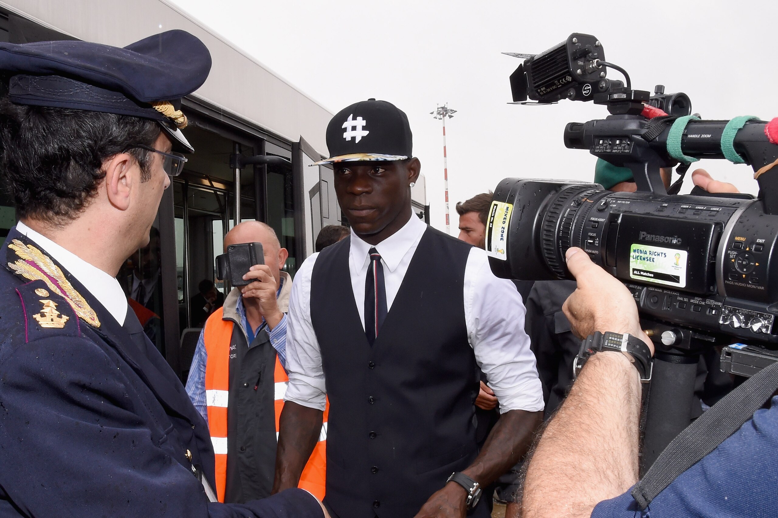 MILAN, ITALY - JUNE 26: Mario Balotelli arrives at Malpensa Airport on June 26, 2014 in Milan, Italy. (Photo by Claudio Villa/Getty Images) MILAN, ITALY - JUNE 26: Mario Balotelli arrives at Malpensa Airport on June 26, 2014 in Milan, Italy. (Photo by Claudio Villa/Getty Images)