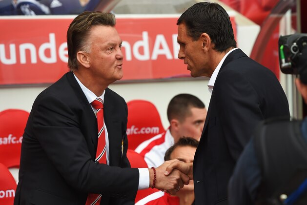 SUNDERLAND, ENGLAND - AUGUST 24:  Manager Louis van Gaal (L) of Manchester United shakes hands with Gustavo Poyet, manager of Sunderland prior to the Barclays Premier League match between Sunderland and Manchester United at Stadium of Light on August 24, 2014 in Sunderland, England.  (Photo by Michael Regan/Getty Images)