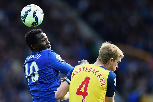LIVERPOOL, ENGLAND - AUGUST 23:  Per Mertesacker of Arsenal competes with Romelu Lukaku of Everton during the Barclays Premier League match between Everton and Arsenal at Goodison Park on August 23, 2014 in Liverpool, England.  (Photo by Laurence Griffiths/Getty Images)