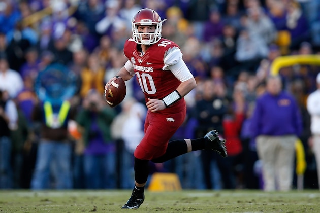 BATON ROUGE, LA - NOVEMBER 29:  Brandon Allen #10 of the Arkansas Razorbacks throws a pass against the LSU Tigers at Tiger Stadium on November 29, 2013 in Baton Rouge, Louisiana.  (Photo by Chris Graythen/Getty Images)