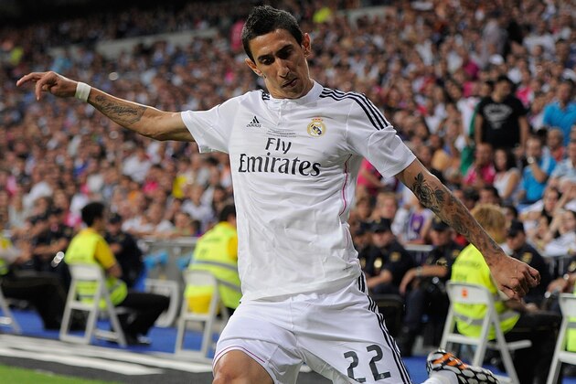 MADRID, SPAIN - AUGUST 19:  Angel di Maria of Real Madrid takes a corner kick during the Supercopa first leg match between Real Madrid and Club Atletico de Madrid at Estadio Santiago Bernabeu on August 19, 2014 in Madrid, Spain.  (Photo by Denis Doyle/Getty Images)