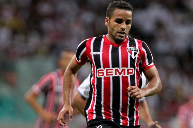 SALVADOR, BAHIA , BRAZIL - JULY 16: Douglas of Sao Paulo in action during the match between Bahia and Sao Paulo as part of Brasileirao Series A 2014 at Arena Fonte Nova on July 16, 2014 in Salvador, Bahia, Brazil. (Photo by Felipe Oliveira/Getty Images)