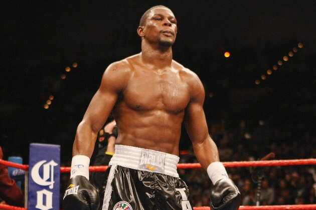 LAS VEGAS - FEBRUARY 16:  Jermain Taylor boxes against Kelly Pavlik during their middlleweight fight at the MGM Grand Garden Arena on February 16, 2008 in Las Vegas, Nevada.  (Photo by Jed Jacobsohn/Getty Images)