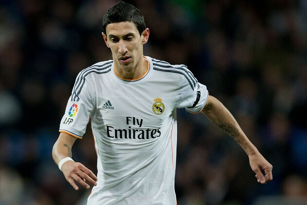MADRID, SPAIN - NOVEMBER 30:  Angel Di Maria of Real Madrid CF controls the ball during the La Liga match between Real Madrid CF and Real Valladolid CF at Estadio Santiago Bernabeu on November 30, 2013 in Madrid, Spain.  (Photo by Gonzalo Arroyo Moreno/Getty Images)