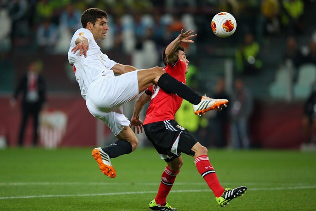 TURIN, ITALY - MAY 14:  Federico Fazio of Sevilla tackles Nicolas Gaitan of Benfica in the area during the UEFA Europa League Final match between Sevilla FC and SL Benfica at Juventus Stadium on May 14, 2014 in Turin, Italy.  (Photo by Clive Rose/Getty Images)