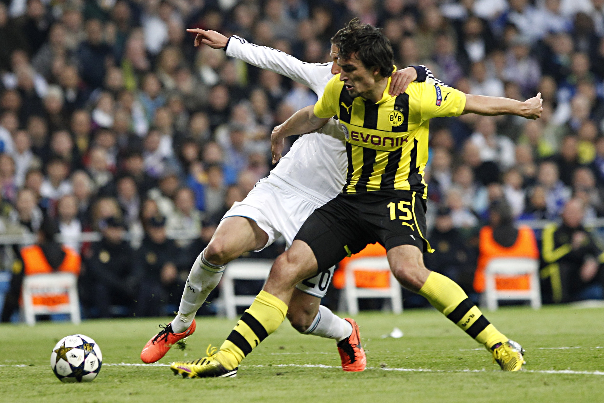 Madrid's Gonzalo Higuain from Argentina, left, and Dortmund's Mats Hummels vie for the ball during the Champions League semifinal second leg soccer match between Real Madrid and Borussia Dortmund at the Santiago Bernabeu stadium in Madrid, Spain, Tuesday April 30, 2013. (AP Photo/Alberto Di Lolli)