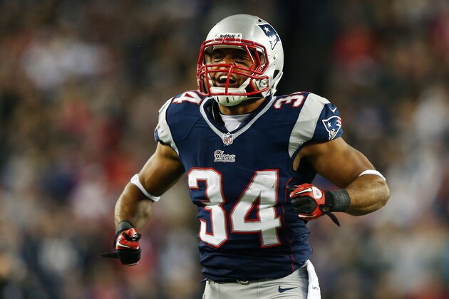 FOXBORO, MA - JANUARY 13:  Shane Vereen #34 of the New England Patriots reacts after a ruin in the first quarter against the Houston Texans during the 2013 AFC Divisional Playoffs game at Gillette Stadium on January 13, 2013 in Foxboro, Massachusetts.  (Photo by Elsa/Getty Images)