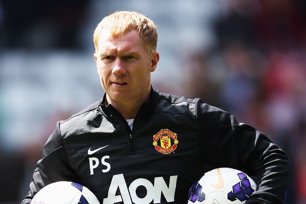 SOUTHAMPTON, ENGLAND - MAY 11:  Manchester United interim coach Paul Scholes takes a warm up session before the Barclays Premier League match between Southampton and Manchester United at St Mary's Stadium on May 11, 2014 in Southampton, England.  (Photo by Ian Walton/Getty Images)