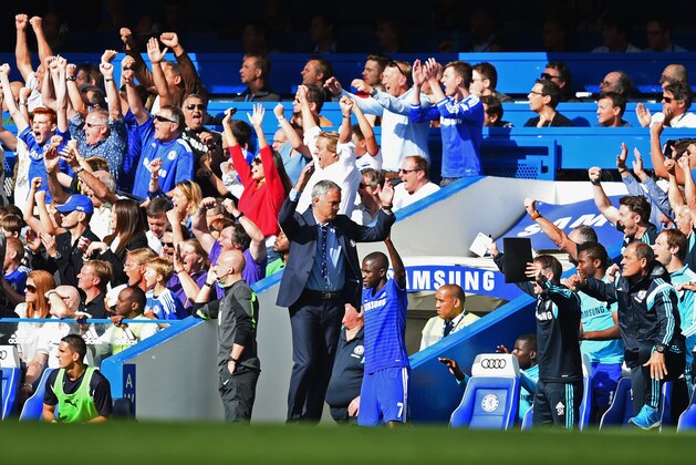 LONDON, ENGLAND - AUGUST 23:  Manager Jose Mourinho of Chelsea celebrates the goal scored by Diego Costa during the Barclays Premier League match between Chelsea and Leicester City at Stamford Bridge on August 23, 2014 in London, England.  (Photo by Jamie McDonald/Getty Images)