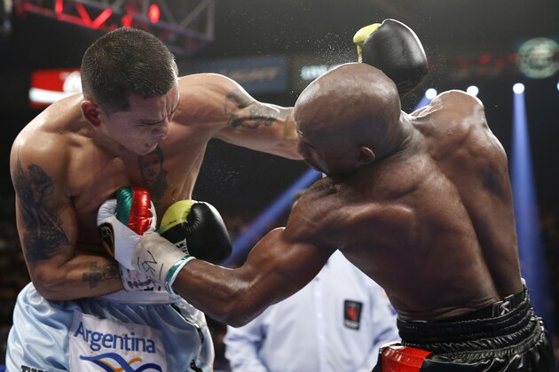 Marcos Maidana, left, from Argentina, and Floyd Mayweather Jr. brawl late in their WBC-WBA welterweight title boxing fight Saturday, May 3, 2014, in Las Vegas. Mayweather won the bout by majority decision. (AP Photo/Eric Jamison)