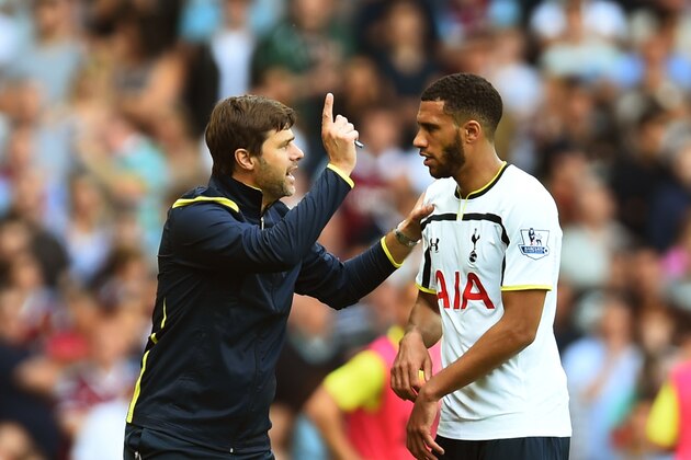 LONDON, ENGLAND - AUGUST 16:  Mauricio Pochettino the Tottenham Hotspur manager talks with Etienne Capoue during the Barclays Premier League match between West Ham United and Tottenham Hotspur at Boleyn Ground on August 16, 2014 in London, England.  (Photo by Jamie McDonald/Getty Images)