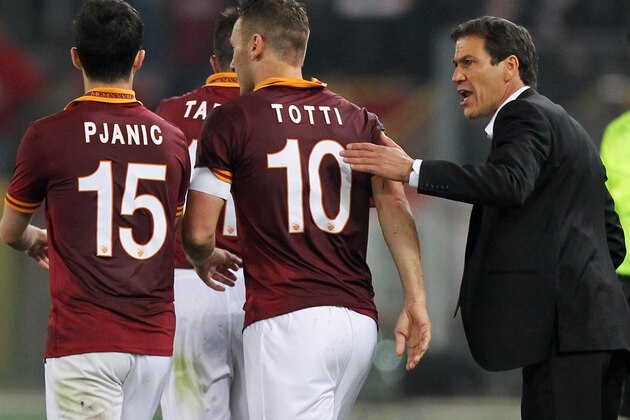 ROME, ITALY - MARCH 17:  Francesco Totti and Miralem Pjanic of AS Roma speak with head coach Rudi Garcia during the Serie A match between AS Roma and Udinese Calcio at Stadio Olimpico on March 17, 2014 in Rome, Italy.  (Photo by Paolo Bruno/Getty Images)