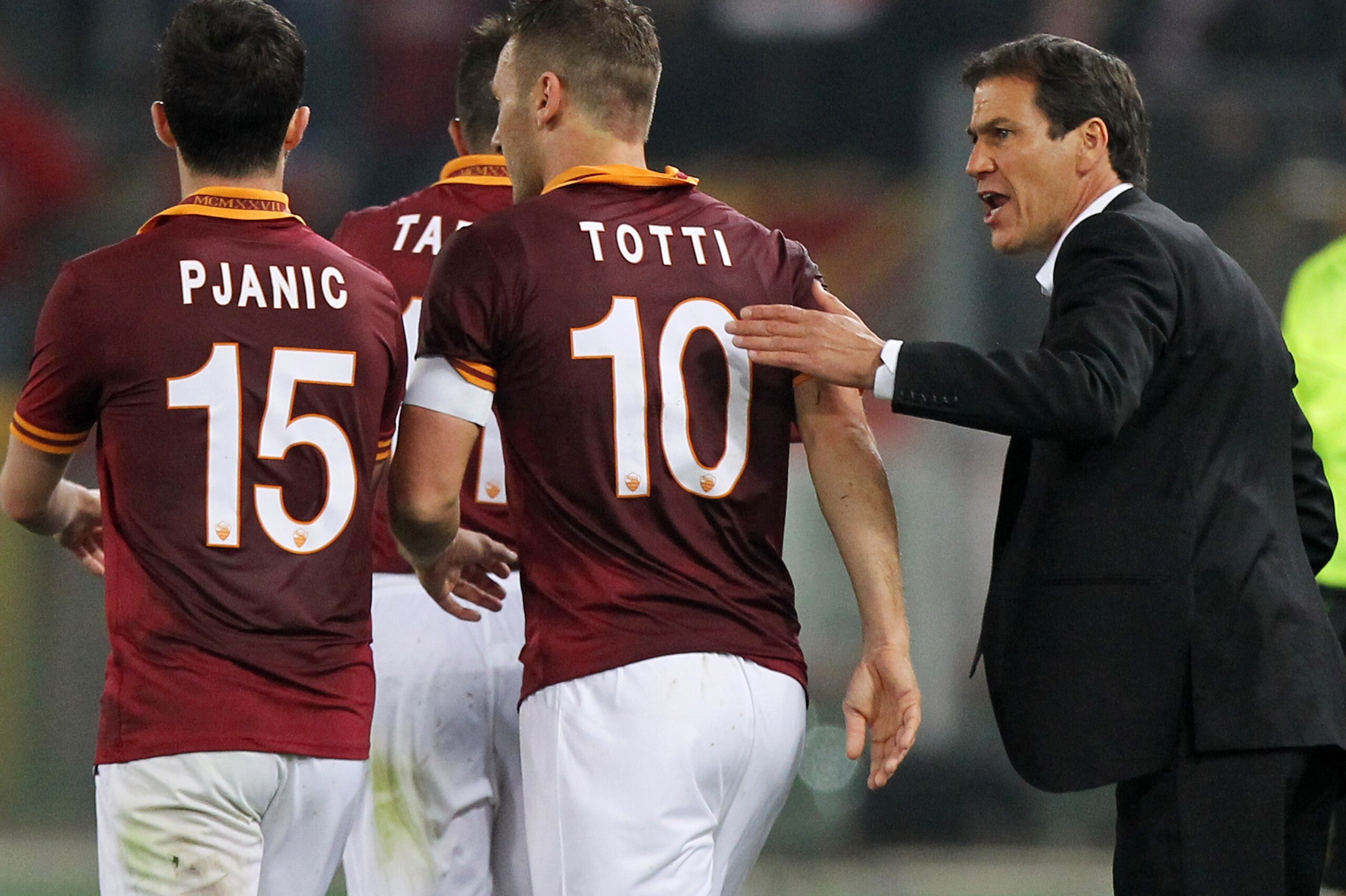 ROME, ITALY - MARCH 17:  Francesco Totti and Miralem Pjanic of AS Roma speak with head coach Rudi Garcia during the Serie A match between AS Roma and Udinese Calcio at Stadio Olimpico on March 17, 2014 in Rome, Italy.  (Photo by Paolo Bruno/Getty Images)