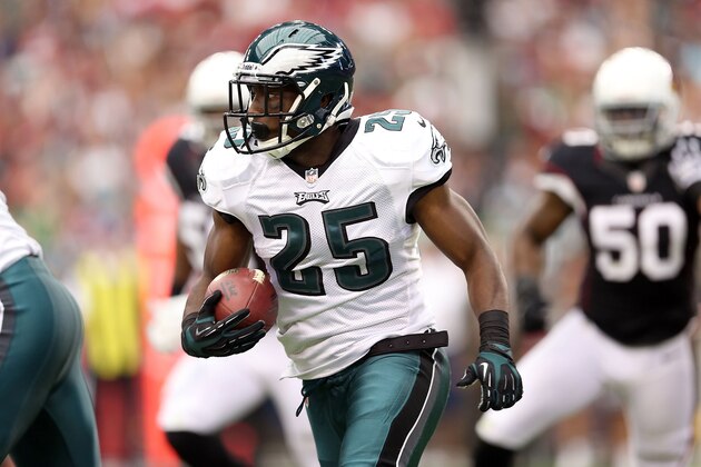 GLENDALE, AZ - SEPTEMBER 23:  Running back LeSean McCoy #25 of the Philadelphia Eagles rushes the football against the Arizona Cardinals during the NFL game at the University of Phoenix Stadium on September 23, 2012 in Glendale, Arizona.  (Photo by Christian Petersen/Getty Images)