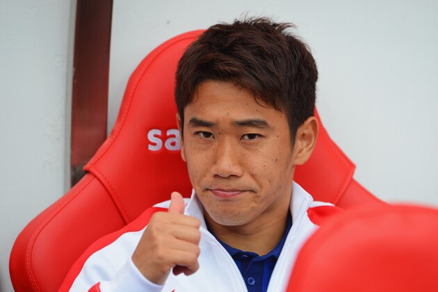 SUNDERLAND, ENGLAND - AUGUST 24: Shinji Kagawa of Manchester United gives the thumbs up from the bench prior to the Barclays Premier League match between Sunderland and Manchester United at Stadium of Light on August 24, 2014 in Sunderland, England.  (Photo by Michael Regan/Getty Images)