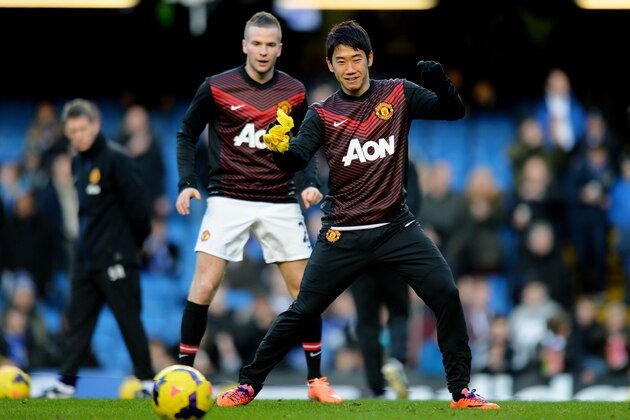 LONDON, ENGLAND - JANUARY 19:  Shinji Kagawa (R) and Tom Cleverley of Manchester United warm up prior to kickoff during the Barclays Premier League match between Chelsea and Manchester United at Stamford Bridge on January 19, 2014 in London, England.  (Photo by Shaun Botterill/Getty Images)