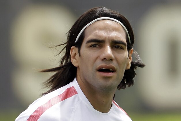 AS Monaco FC forward Radamel Falcao looks to the stands as he warms up for preseason soccer training practice in Miami, Monday, July 21, 2014. AS Monaco FC will face Atletico Nacional, of Colombia, on July 23 in Miami. (AP Photo/Alan Diaz)