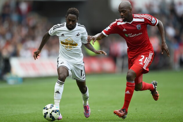SWANSEA, WALES - AUGUST 30:  Nathan Dyer of Swansea battles with Youssouf Mulumbu of West Brom during the Barclays Premier League match between Swansea City and West Bromwich Albion at Liberty Stadium on August 30, 2014 in Swansea, Wales.  (Photo by Christopher Lee/Getty Images)