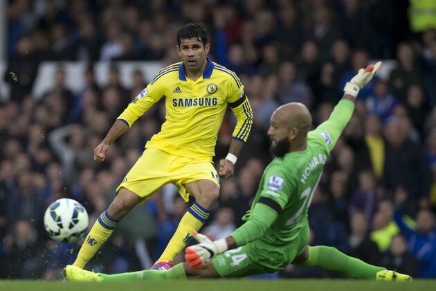 Chelsea's Diego Costa, left, is thwarted by Everton's goalkeeper Tim Howard during their English Premier League soccer match at Goodison Park Stadium, Liverpool, England, Saturday Aug. 30, 2014. (AP Photo/Jon Super)