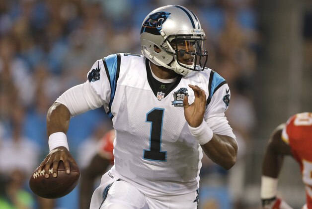 Fotografía del 17 de agosto de 2014 en la que aparece el quarterback de los Panthers de Carolina,' Cam Newton (1) durante el partido de pretemporada de su equipo contra los Chiefs de Kansas City. (Foto de AP/Bob Leverone, archivo)