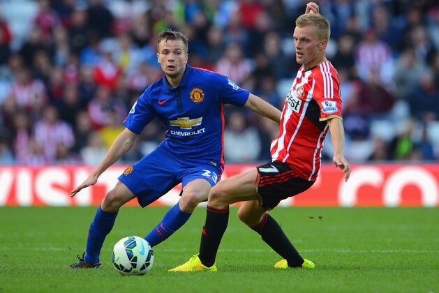 SUNDERLAND, ENGLAND - AUGUST 24: Tom Cleverley of Manchester United is closed down by Sebastian Larsson of Sunderland during the Barclays Premier League match between Sunderland and Manchester United at Stadium of Light on August 24, 2014 in Sunderland, England.  (Photo by Michael Regan/Getty Images)