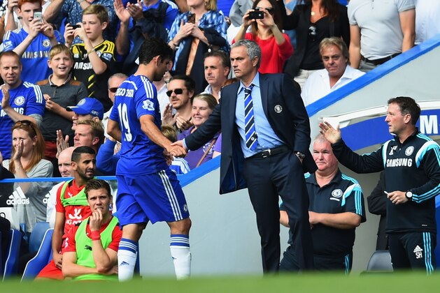 LONDON, ENGLAND - AUGUST 23:  Manager Jose Mourinho of Chelsea shakes hands with Diego Costa as he is substituted during the Barclays Premier League match between Chelsea and Leicester City at Stamford Bridge on August 23, 2014 in London, England.  (Photo by Jamie McDonald/Getty Images)