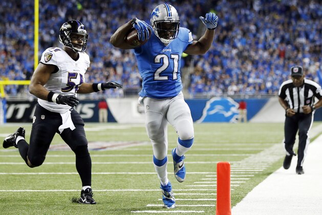 Detroit Lions running back Reggie Bush (21) scores ahead of Baltimore Ravens inside linebacker Daryl Smith (51) for a 14-yard touchdown during the first quarter of an NFL football game in Detroit, Monday, Dec. 16, 2013. (AP Photo/Rick Osentoski)
