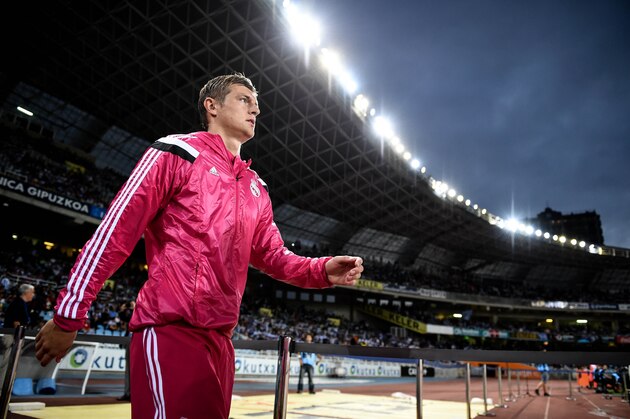 SAN SEBASTIAN, SPAIN - AUGUST 31: Toni Kroos of Real Madrid CF walks onto the pitch prior to the La Liga match between Real Sociedad de Futbol and Real Madrid CF at Estadio Anoeta on August 31, 2014 in San Sebastian, Spain.  (Photo by David Ramos/Getty Images)