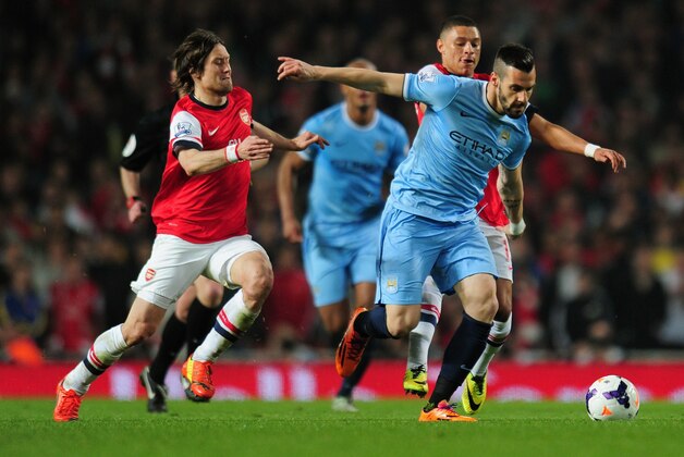 LONDON, ENGLAND - MARCH 29:  Alvaro Negredo of Manchester City is closed down by Tomas Rosicky and Alex Oxlade-Chamberlain of Arsenal during the Barclays Premier League match between Arsenal and Manchester City at Emirates Stadium on March 29, 2014 in London, England.  (Photo by Shaun Botterill/Getty Images)