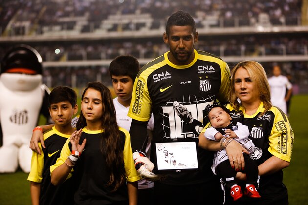 SANTOS, BRAZIL - JULY 26: Aranha, goalkeeper of Santos receive an homenage for his hundreth match for Santos before the match between Santos and Chapecoense for the Brazilian Series A 2014 at Vila Belmiro stadium on July 26, 2014 in Santos, Brazil. (Photo by Alexandre Schneider/Getty Images)