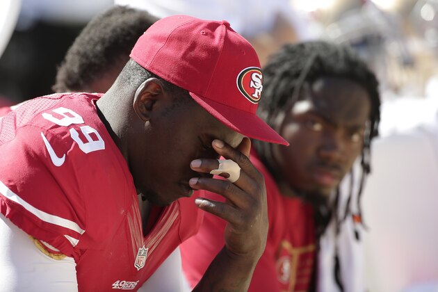 El linebacker de los 49ers, Aldon Smith, aparece sentado en la banca en un partido el 17 de agosto de 2014 en Santa Clara, California. Smith fue suspendido por la NFL por nueve partidos, el 29 de agosto de 2014. (AP Photo/Marcio Jose Sanchez)