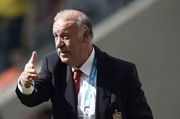 Spain's head coach Vicente Del Bosque gestures during the group B World Cup soccer match between Australia and Spain at the Arena da Baixada in Curitiba, Brazil, Monday, June 23, 2014. (AP Photo/Martin Meissner)