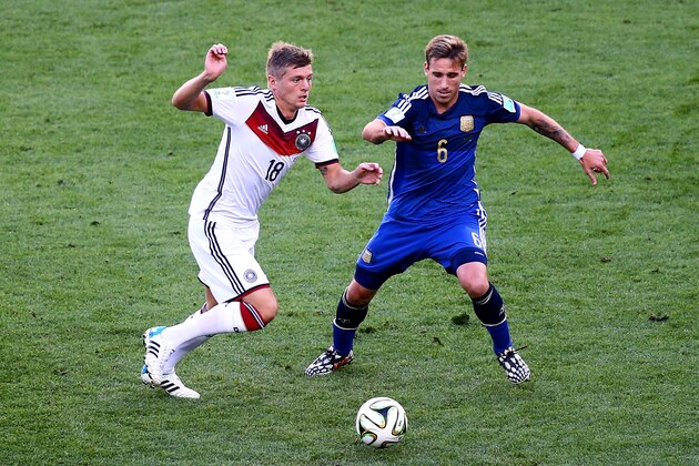 RIO DE JANEIRO, BRAZIL - JULY 13: Toni Kroos of Germany controls the ball against Lucas Biglia of Argentina during the 2014 FIFA World Cup Brazil Final match between Germany and Argentina at Maracana on July 13, 2014 in Rio de Janeiro, Brazil.  (Photo by Robert Cianflone/Getty Images)