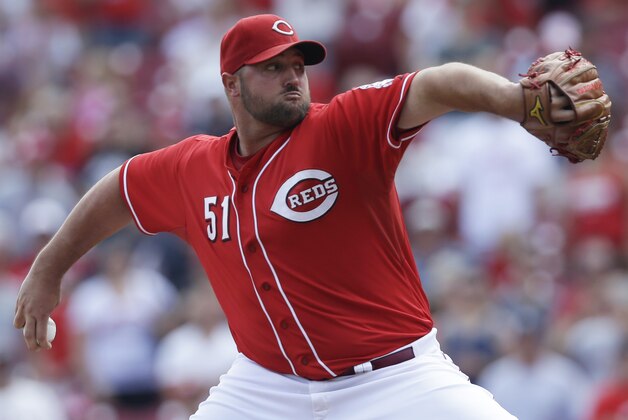 Cincinnati Reds relief pitcher Jonathan Broxton throws against the Atlanta Braves in the ninth inning of a baseball game, Sunday, Aug. 24, 2014, in Cincinnati. The Reds won 5-3. (AP Photo/Al Behrman)