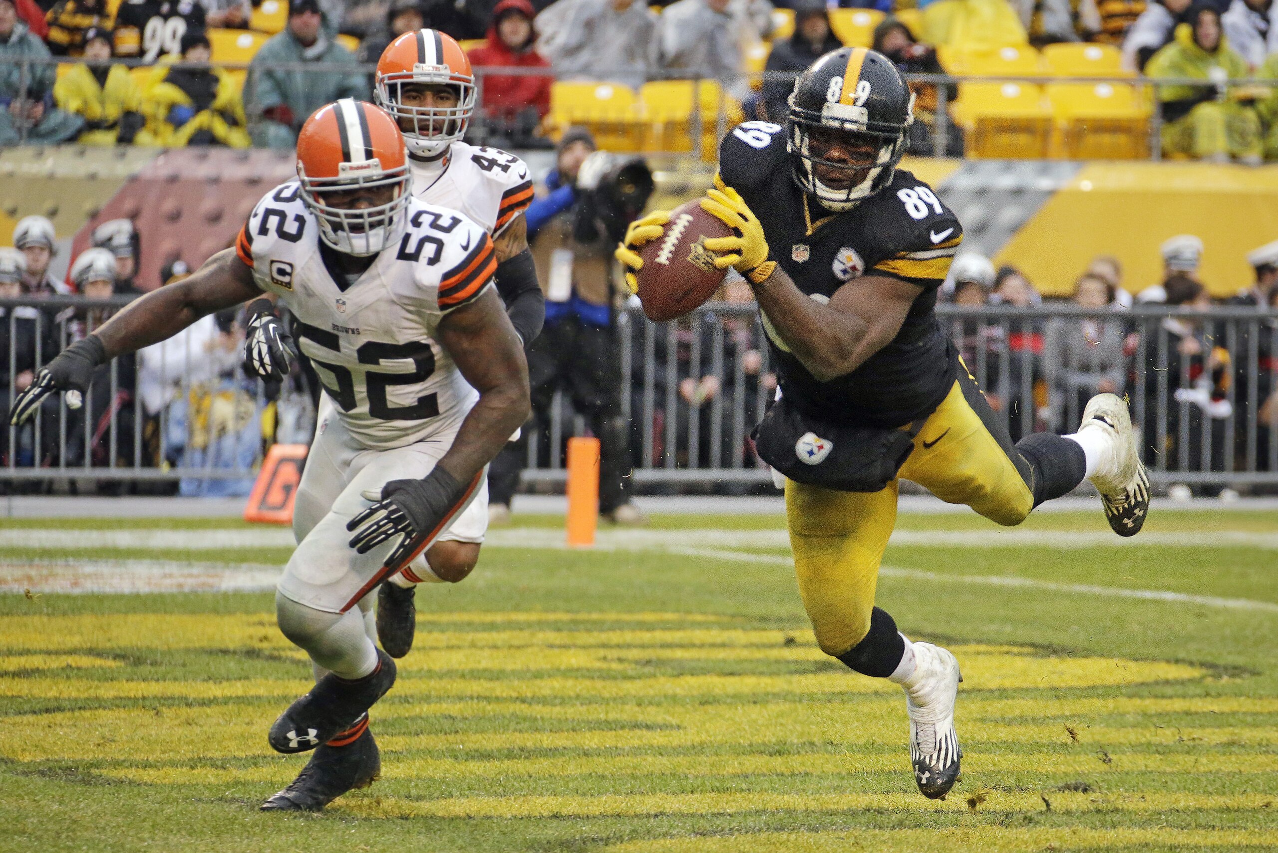 Pittsburgh Steelers wide receiver Jerricho Cotchery (89) can't hang onto a pass in the end zone with Cleveland Browns inside linebacker D'Qwell Jackson (52) and strong safety T.J. Ward (43) defending during the second half of an NFL football game in Pittsburgh, Sunday, Dec. 29, 2013.   Cotchery was injured when he landed on his shoulder and did not return to the game. The Steelers won 20-7. (AP Photo/Gene J. Puskar)