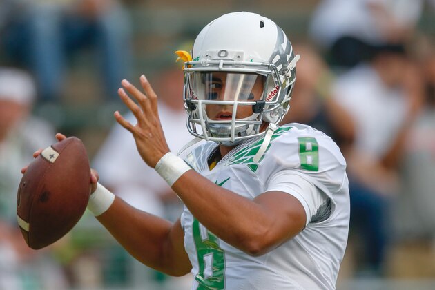 EUGENE, OR - AUGUST 30:  Quarterback Marcus Mariota #8 of the Oregon Ducks warms up prior to the game against the South Dakota Coyotes at Autzen Stadium on August 30, 2014 in Eugene, Oregon.  (Photo by Otto Greule Jr/Getty Images)