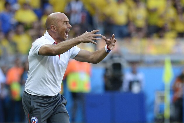 Chile's head coach Jorge Sampaoli yells at his players during the World Cup round of 16 soccer match between Brazil and Chile at the Mineirao Stadium in Belo Horizonte, Brazil, Saturday, June 28, 2014. (AP Photo/Manu Fernandez)