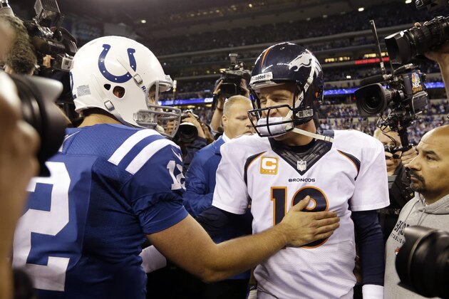 El quarterback de los Broncos, Peyton Manning, derecha, saluda al quarterback de los Colts, Andrew Luck, el 20 de octubre de 2013. (AP Photo/Michael Conroy, File)