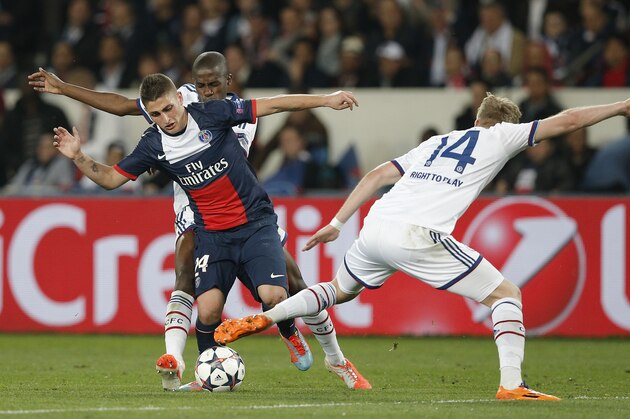 PSG's Marco Verratti, centre, is challenged by Chelsea's Andre Schuerrle, right, and Chelsea's Ramires during the Champions League quarterfinal first leg soccer match between PSG and Chelsea, at the Parc des Princes stadium, in Paris, Wednesday, April 2, 2014. (AP Photo/Christophe Ena)