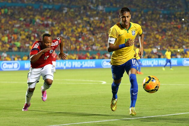 MIAMI GARDENS, FL - SEPTEMBER 05:  Neymar #10 of Brazil dribbles with the ball during an International Soccer friendly against Colombia at Sun Life Stadium on September 5, 2014 in Miami Gardens, Florida.  (Photo by Mike Ehrmann/Getty Images)